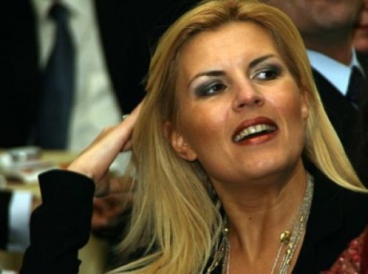 Udrea: Am început mandatul cu un buchet de flori şi îl termin cu un alt buchet